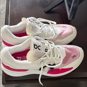 The Roger 2 On Running Women's Sneakers in Pink and White